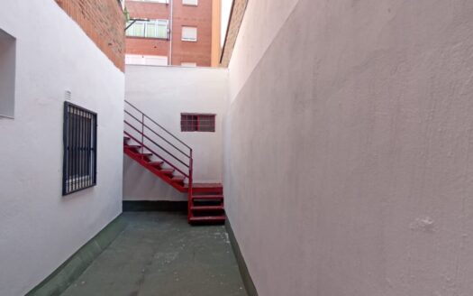 SE ALQUILA LOCAL AL LADO DE SAN PABLO