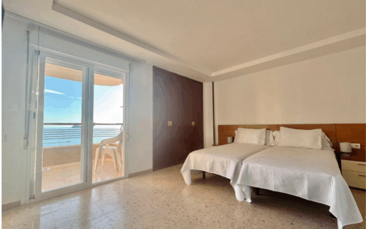 SE VENDE PISO EN PRIMERA LINEA DE PLAYA EN BENIDORM