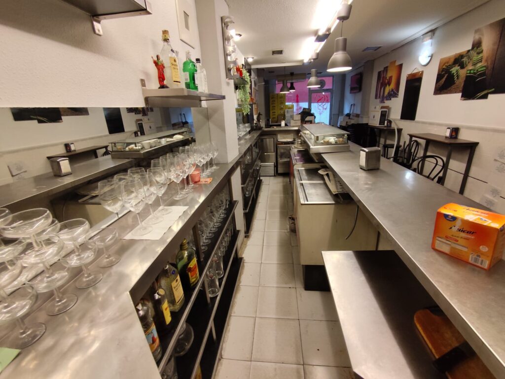 ¡Oportunidad única de adquirir un bar y cafetería completamente equipado en una ubicación privilegiada! Este local de 60 m² construidos y 57 m² útiles es ideal para emprendedores o familias que deseen iniciar su propio negocio. Con una distribución funcional que incluye un acogedor bar, un almacén, una cocina totalmente equipada y dos baños, este espacio está listo para entrar a funcionar.

La decoración moderna y el mobiliario incluido crean un ambiente atractivo y acogedor, perfecto para atraer a los clientes. Además, cuenta con cámaras y televisores, aire acondicionado y una persiana automática que garantizan comodidad y funcionalidad. Históricamente, este local ha sido un exitoso bar de tapas, lo que lo convierte en una excelente inversión.

No dejes pasar esta oportunidad de visitar un local con salida de humos y una fachada de 3 metros lineales. ¡Contáctanos para más información y ven a descubrir tu próximo proyecto!