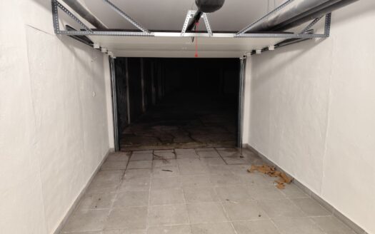 SE ALQUILA GARAJE PRIVADO PARA COCHE GRANDE