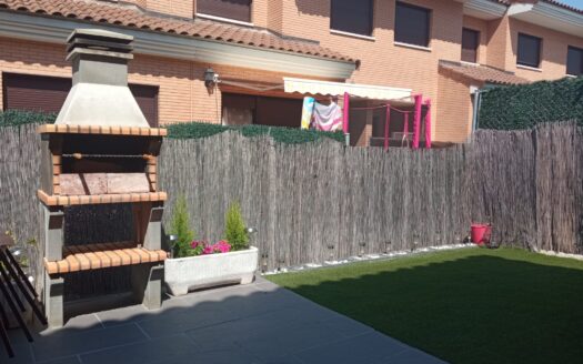 SE VENDE CHALET ADOSADO EN ALDEAMAYOR DE SAN MARTIN