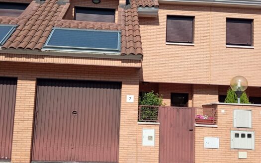 SE VENDE CHALET ADOSADO EN ALDEAMAYOR DE SAN MARTIN